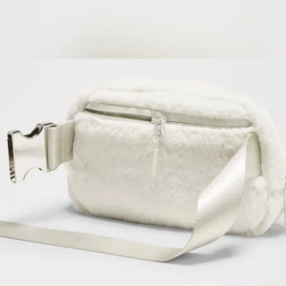 Lululemon NWT Everywhere Belt Bag Plush Fleece 1L - Bone / Silver - Picture 4 of 7
